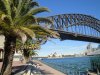 Sydney - Harbour Bridge - Teprve v jeho těsné blízkosti člověk pozná, jak je most v Sydney veliký. V mostovce je čtyřproudá komunikace a železniční trať.