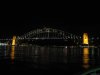 Sydney Harbour Bridge - Opěrné pilíře mostu jsou večer nasvíceny tak, že se nedají přehlénout. V květnu se zde stmívá již v šest večer, ale i večerní život v Sydney je pestrý.