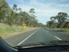 Highway M31 between Sydney and Melourne - Pohled z auta na dálnici mezi Sydney a Melbourne. Občas dopravní značky upozorní na možnost střetu se zvěří.
