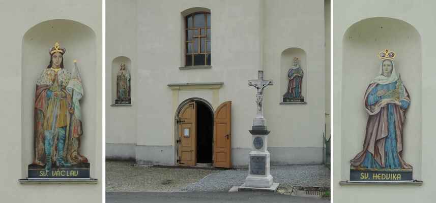 Průčelí kostela s plechovými obrazy sv. Václava a sv. Hedviky.