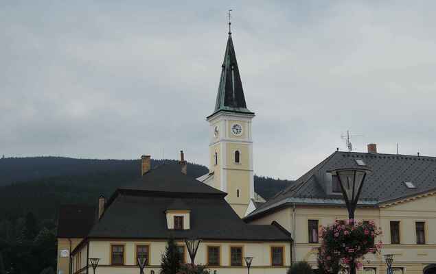 Další dominantou Zámeckého náměstí je kostel Nanebevzetí Panny Marie - pohled na věž kostela od radnice.