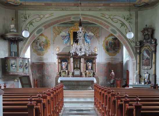 Dovnitř se dalo nahlédnout jen přes mříž, ale i tak bylo vidět, jak je kostel bohatě vyzdoben. Hlavní oltář je dílo Bernharda Kutzera (1794 - 1864), významného sochaře z blízkého Horního Údolí.