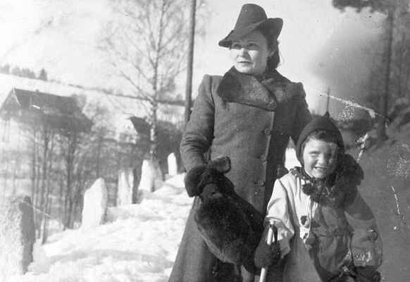 Růžena Linková s dcerou Alexandrou na Hlavní silnici pod Vandrovou skálou v pozadí Liškův statek