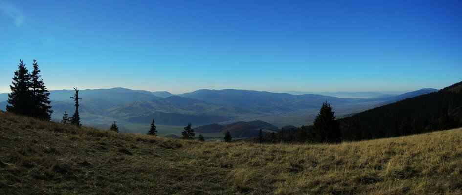 Horehronie a Slovenské rudohoří. V záběru vlevo Muráňská planina a Veporské vrchy s Fabovou hoľou