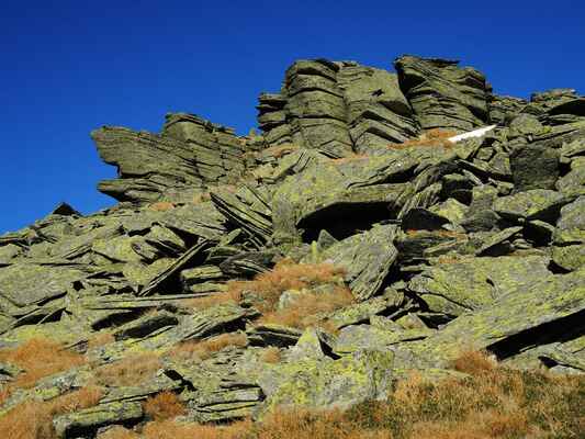 Rulová skaliska (eh, vzpoměl jsem si na podobná v pohoří Godeanu v Rumunsku ("...ještě si lze pod horou Gugu postavit z rulových desek poustevnu a na píšťalu pískat mrakům tibetské písně...")