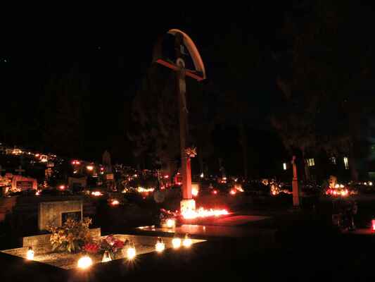 Dušičky na Slovensku jsou významný svátek (hřbitov v Telgárte)