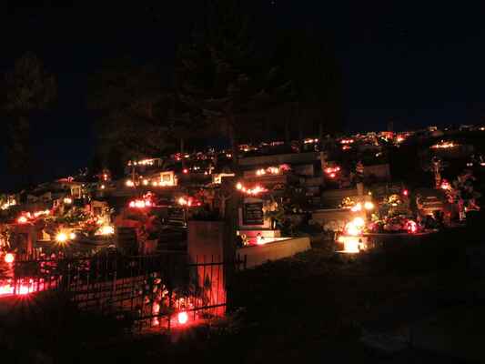 Na hřbitově snad tisíce svíček