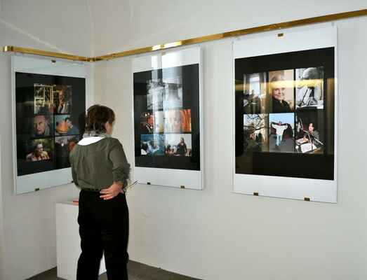 V muzeu na bělském zámku probíhala právě výstava fotografií Ondřeje Kepky "Soukromé album aneb Oživlé příběhy fotografií" a návštěníci, kteří přišli na koncert, si ji rádi prohlédli.