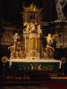 Hlavní oltář dubského kostela s obrázkem Panny Marie.