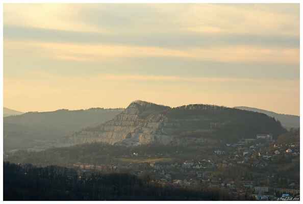 Kotouč (495 m n. m.) - povrchový vápencový lom z kopce ukousl už velkou část...