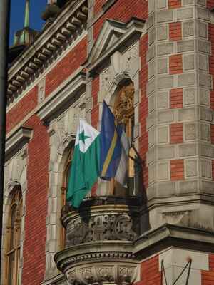 V den vernisáže vlála na Ottendorferova domě spolu s vlajkou města Svitavy i vlajka esperantská.