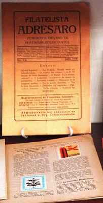 z vitríny o historii sběratelství v rámci esperantského hnutí - ukázka filatelistického adresáře a časopisu "Tutmonda kolektanto" ze 30.let