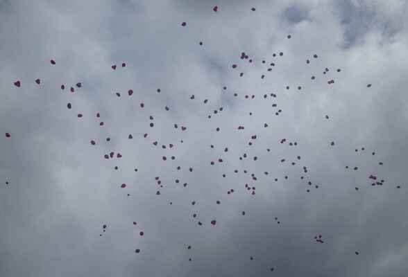 I balonek DSi letěl - Taťka Šmoula- společně se zástupci města a pořadatele- stříhal startovní pásku pochodu a vypustil i balonek za zdraví a naději