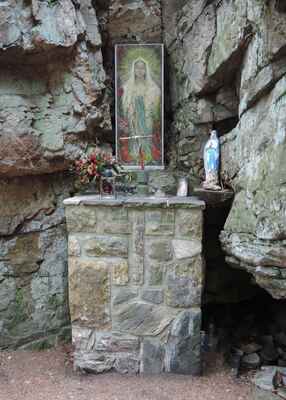 Spolu s poutním místem byly obnoveny i poutě - na kamenném oltáři stojí soška Panny Marie, která je vždy 1. května vyzvednuta v kostele a přinesena sem. 31. října je pak soška snesena zpět do kostela.