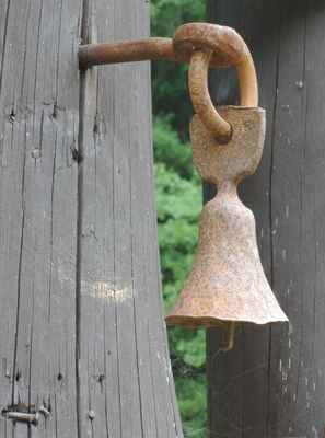 Zvonek na rozcestníku.