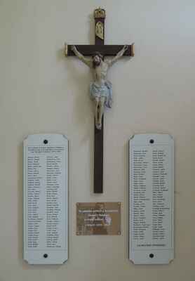 ve vchodu do kostela je kříž na památku obětí 2. světové války...