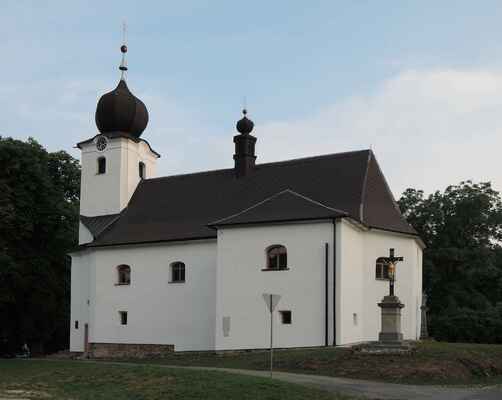 O kus dál stojí kostel sv. Matouše, který byl postaven na konci 18. stol.