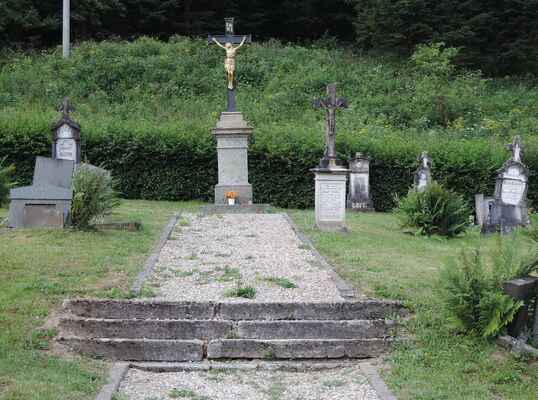 ústřední kříž hřbitova...
