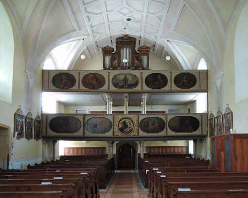 kostel je jednolodní, vystavěný na počátku 17. stol. v renesančním slohu...