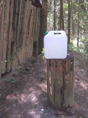 I u záchodů uprostřed lesa lze najít mýdlo a tekoucí vodu