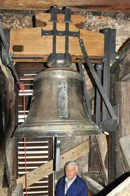 12 - Před poutní mší svatou se rozezněly oba zvony - sv. Jakub a sv. Jan Nepomuk Neumann, kterého můžete vidět na obrázku spolu se zvoníkem panem Kůsem.
