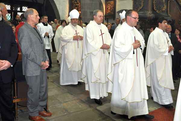 24 - a na závěr naši biskupové Jiří a Pavel spolu s kardinálem Miloslavem a papežským nunciem Diegem Causero.