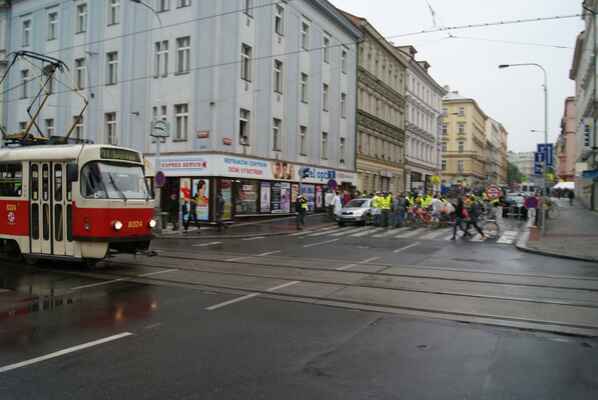 aDSC03092a - Jedenáctka projíždí Bělehradskou ulicí čtvrt hodiny před začátkem cyklojízdy