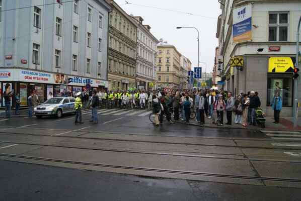 aDSC03117a - Policisté se domlouvají s dispečery dopravního podniku na zastavení tramvajového provozu v Bělehradské ulici