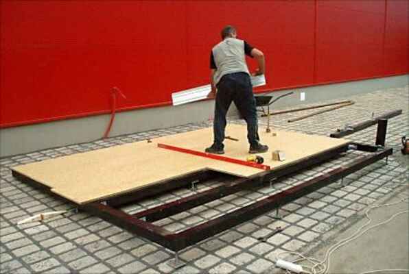 Po vyvážení podlahy se na základový rám položí nosná podlaha.